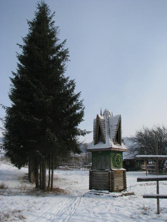 Ялинка Готель Vyshkiv Exterior photo